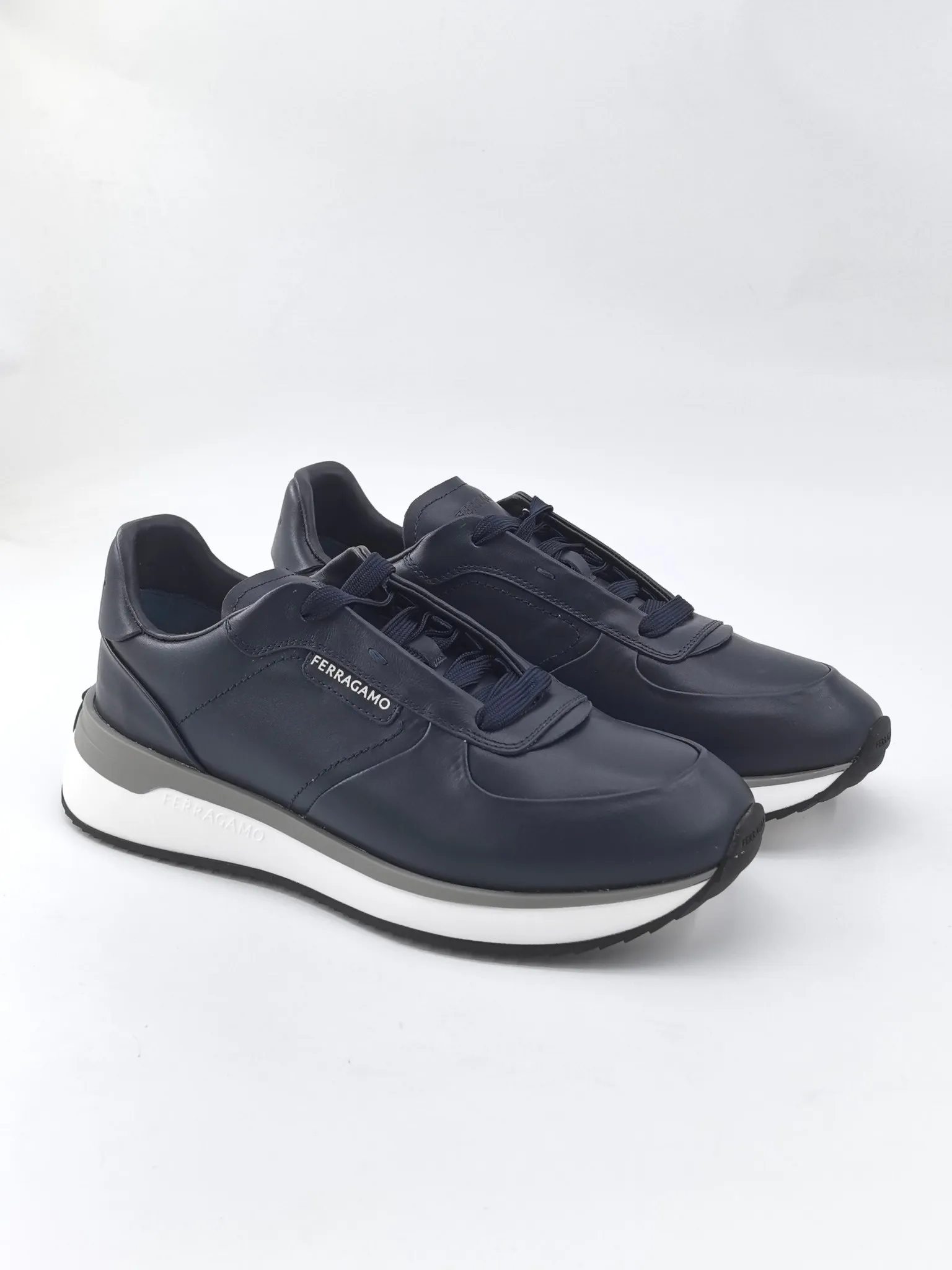 [Ferragam] Top P: 780💰 ▪️Size: 39-44 (38.45 custom-made) FERRAGAMO Ferragam 🔍Top purchasing agent 🇮🇹 Ferragam Street-charming casual shoe series, the counter sells the original configuration simultaneously, Italian imported cowhide fabric, high-quality splicing technology, imported water-dyed cow lining , soles: original foam outsole specially provided by the original factory, original factory follow-up goods, 🔍 high quality, can be entered and exited the counter at will, welcome to compare and synchronize with the counter.